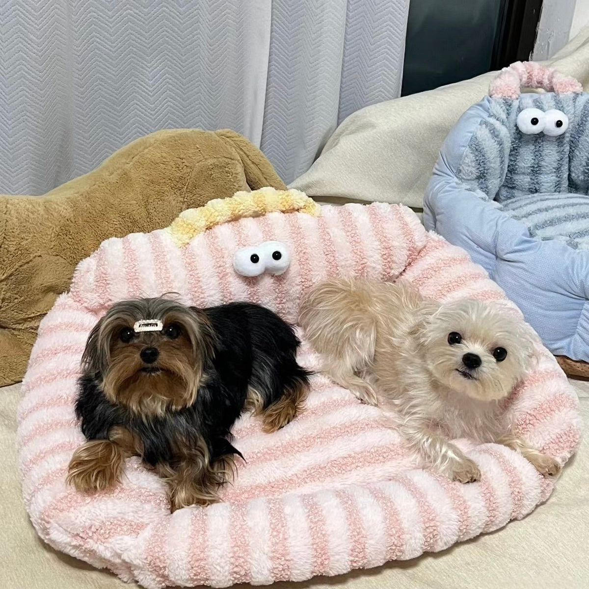 Big Eye Cozy Striped Pet Bed